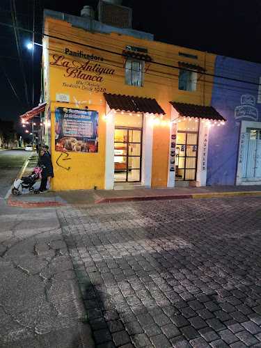 Fotografia tomada fuera de Panificadora La Antigua Blanca de Cholula Centro - Panadería en Heroica Puebla de Zaragoza, Pue.