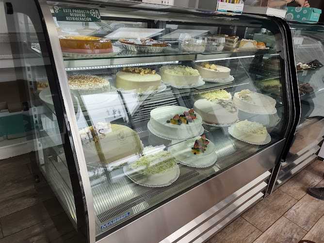 Fotografia tomada fuera de Pastelería Edelweiss - Pastelería en Santiago de Querétaro, Qro.
