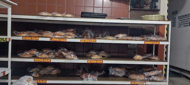 Fotografia tomada fuera de Panificadora Loeza Hermanos - Panadería en Acámbaro, Gto.