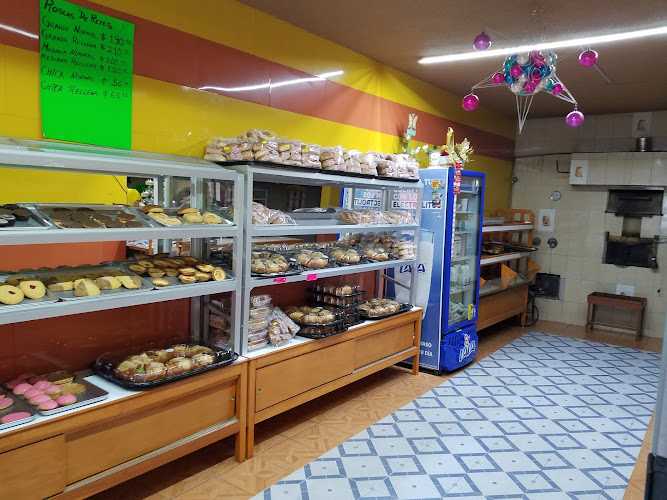 Fotografia tomada fuera de Panaderia Santisima Trinidad - Panadería en Acámbaro, Gto.