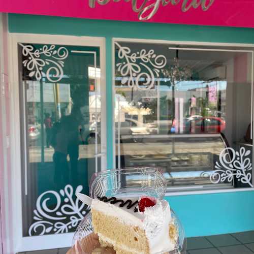 Fotografia tomada fuera de Dulzura Repostería - Tienda de postres en Cdad. Lázaro Cárdenas, Mich.