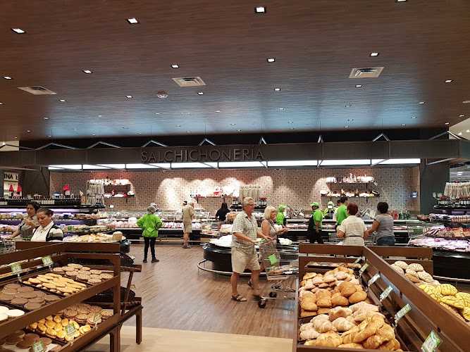 Fotografia tomada fuera de La Comer - Supermercado en Flamingos, Nay.