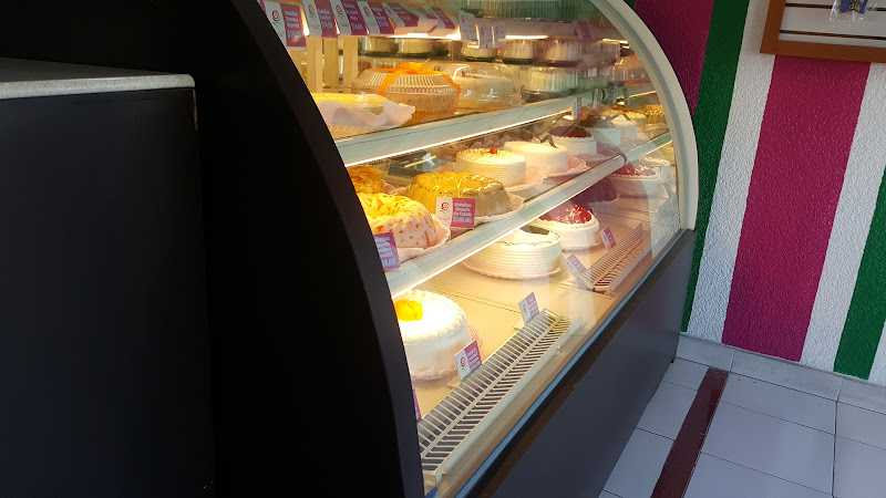 Fotografia tomada fuera de Rosa de Sarón Pastelerías SUC. TECNOLÓGICO - Pastelería en Metepec, Edomex.
