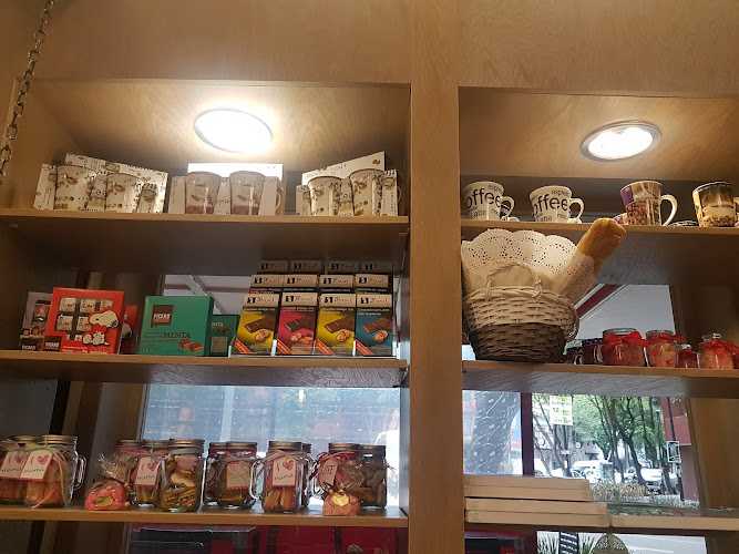 Fotografia tomada fuera de Pastelería Alcázar Río Panuco - Panadería en Cuauhtémoc, CDMX