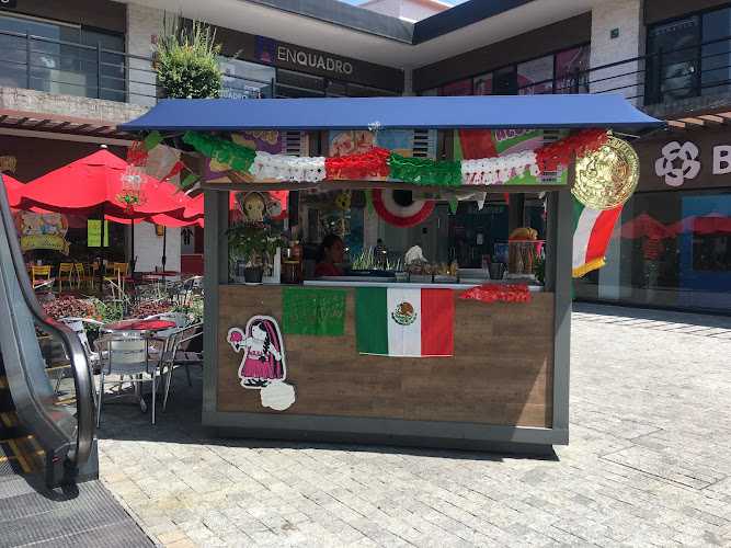 Fotografia tomada fuera de Plaza Centro Atizapán - Centro comercial en Cdad. López Mateos, Edomex.