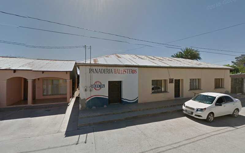 Fotografia tomada fuera de Panaderia Ballesteros - Panadería en Cumpas, Son.