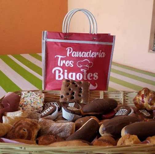 Fotografia tomada fuera de 3 Bigotes - Panadería en San Sebastián Tecomaxtlahuaca, Oax.