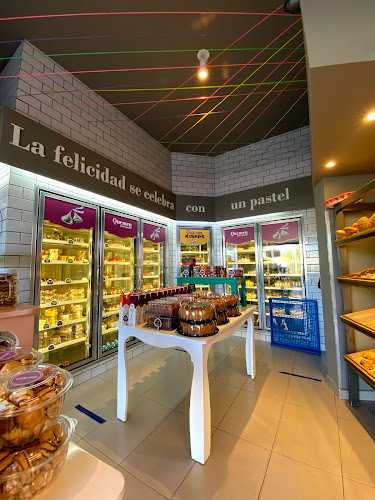 Fotografia tomada fuera de Pastelerias Quemen Santa Rosa /Tacuba - Panadería en Oaxaca de Juárez, Oax.