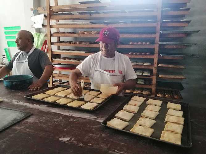 Fotografia tomada fuera de Panadería Hermanos Avendaño - Panadería en Santa Fe y la Mar, Oax.