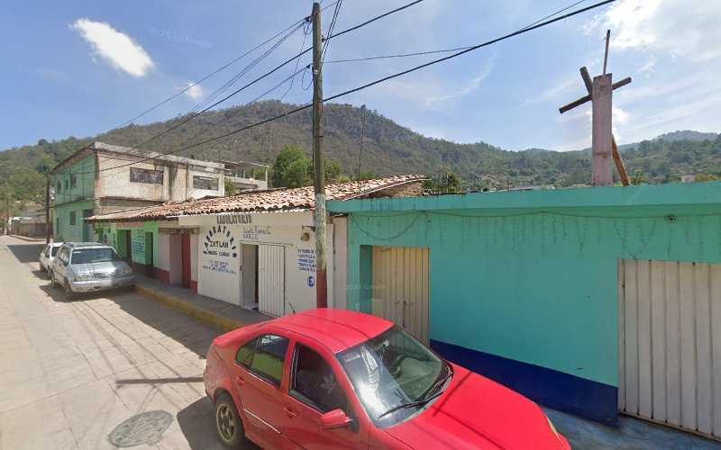 Fotografia tomada fuera de El Campesino: expendio de pan y algo más - Panadería en Ixtlán de Juárez, Oax.