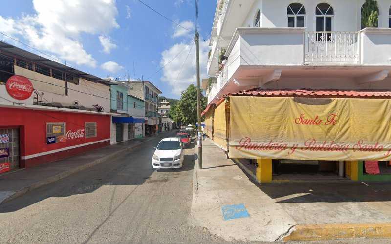Fotografia tomada fuera de Panificadora y Pastelería Santa Fe - Panadería en Crucecita, Oax.