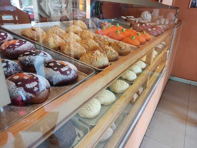 Fotografia tomada fuera de Cuca y Lupe - Panadería en Guadalajara, Jal.