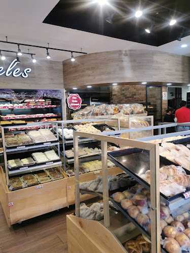 Fotografia tomada fuera de Pastelería La Universal (Clavería) - Panadería en Azcapotzalco, CDMX