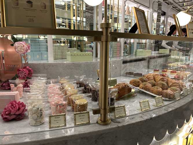 Fotografia tomada fuera de Ladurée - restaurantes en Miguel Hidalgo, CDMX