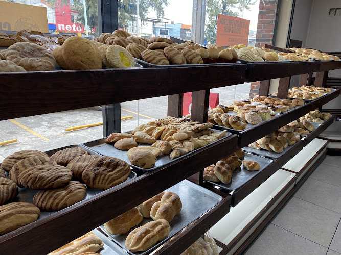 Fotografia tomada fuera de Panadería Don Poly - Pastelería en Uruapan, Mich.