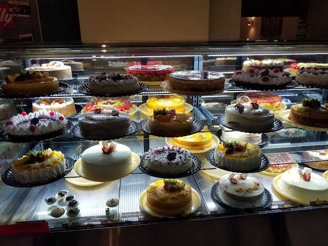 Fotografia tomada fuera de Pasteleria y Cafe Petiviere - Cake shop en Uruapan, Mich.