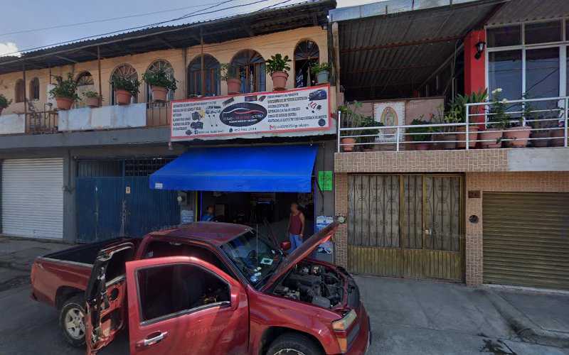 Fotografia tomada fuera de Panaderia Pineda - Panadería en Uruapan, Mich.