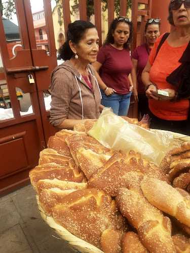 Fotografia tomada fuera de Panadería Vargas - Tienda de alimentación en Paracho de Verduzco, Mich.